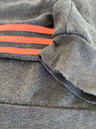 Sudadera Adidas gris con rallas naranjas