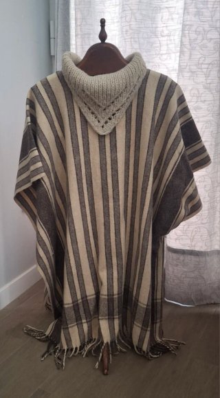 Poncho de lana artesanal