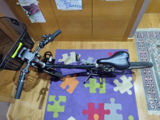 Bicicleta negra con cesta