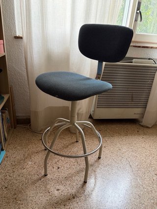Silla de dibujo azul y blanca