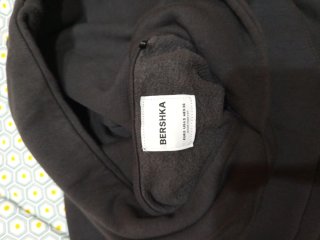 Sudadera Negra Bershka con Estampado
