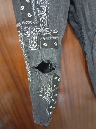Pantalón vaquero negro con parches mandala