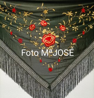 Mantoncillo negro bordado rojo y oro