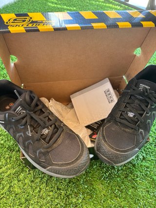 Zapatos de seguridad Skechers negros y grises
