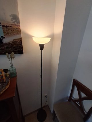 Lámpara de pie moderna negra y blanca