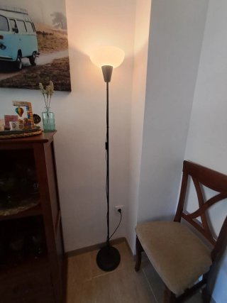 Lámpara de pie moderna negra y blanca