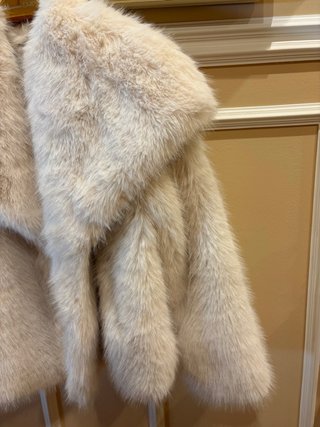 Abrigo pelo sintético Stradivarius nuevo sin estre