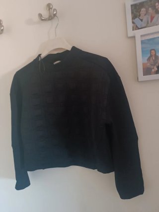 Top crop negro acolchado