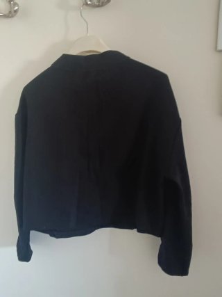 Top crop negro acolchado
