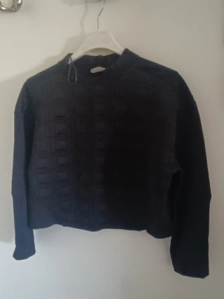 Top crop negro acolchado