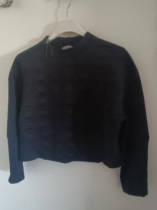 Top crop negro acolchado