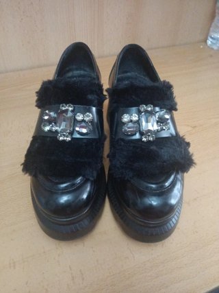 Zapatos negros con pedrería y pelo T36