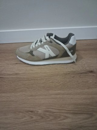 Zapatillas Kelme Beige y Gris sin usar