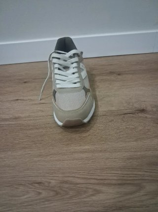 Zapatillas Kelme Beige y Gris sin usar