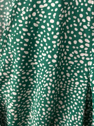 Vestido de verano verde con estampado blanco