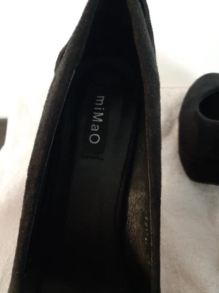 Zapatos tacón Mimao negros ante mujer