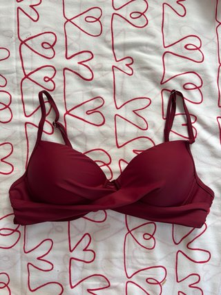 Sujetador bikini rojo con escote cruzado