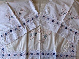 Juego sábanas antiguas bordadas y con puntilla