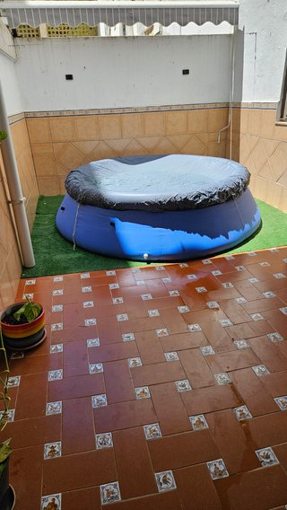 Piscina hinchable azul con cubierta
