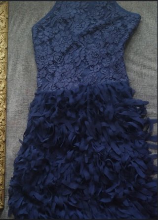 Vestido fiesta azul encaje y flecos