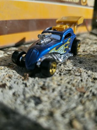 Coche Hot Wheels Azul con Alerón