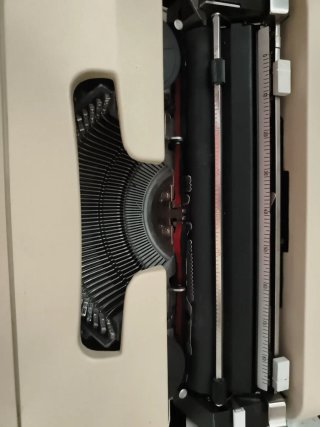 Maquina Olivetti Lettera 35 con su maletín negro