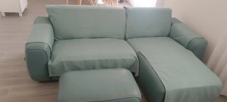 Sofá chaise longue con puff  color verde azulado