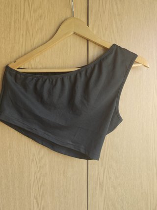Top assimétrico preto