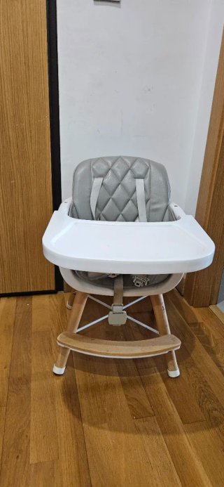 Trona/silla de diseño gris y blanco.