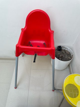 Trona IKEA roja