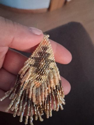 Pendientes dorados y crema con flecos
