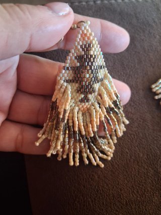 Pendientes dorados y crema con flecos