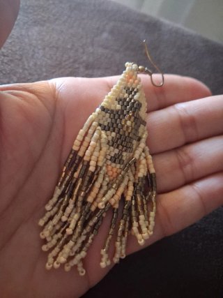 Pendientes dorados y crema con flecos