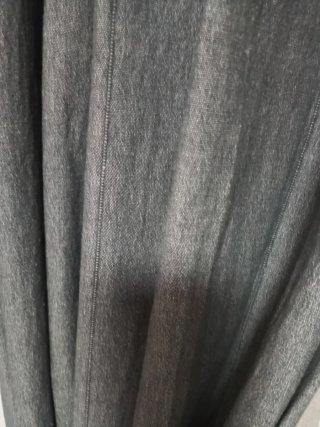 Cortinas grises y visillo blanco