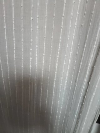 Cortinas grises y visillo blanco