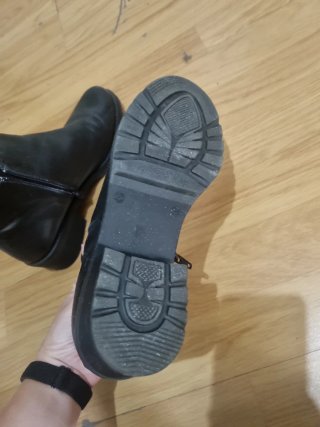 Botines negros en buen estado.
