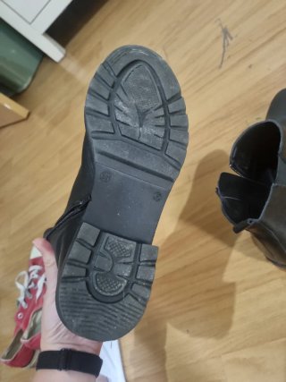 Botines negros en buen estado.