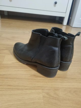 Botines negros en buen estado.