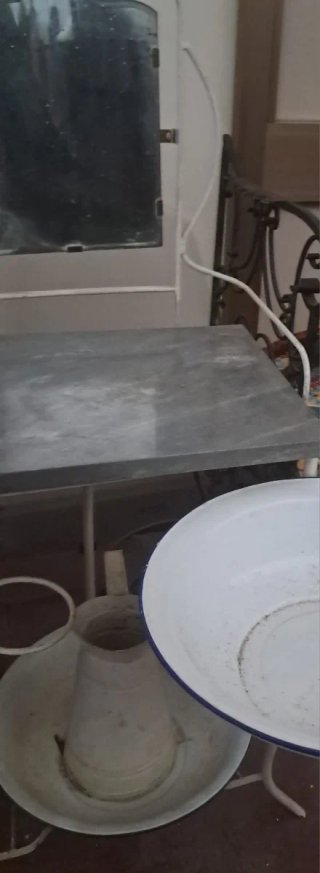 Antico lavandino da camera in ferro battuto