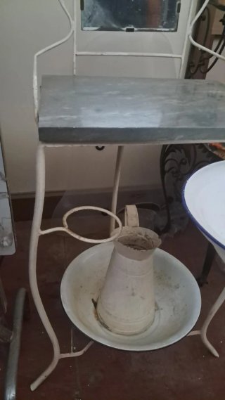 Antico lavandino da camera in ferro battuto