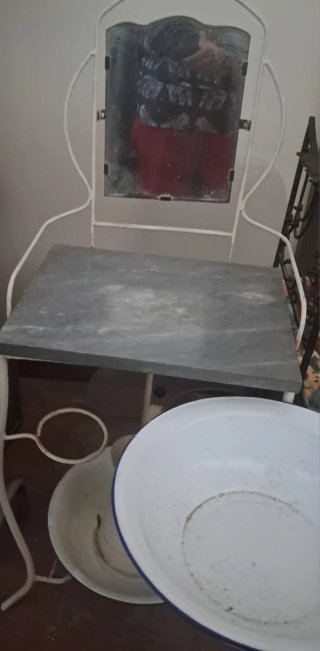 Antico lavandino da camera in ferro battuto