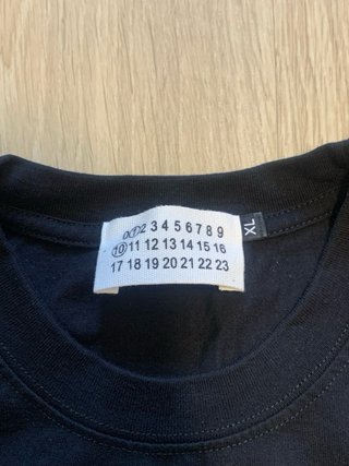 Camiseta Maison Margiela Negra Estampada