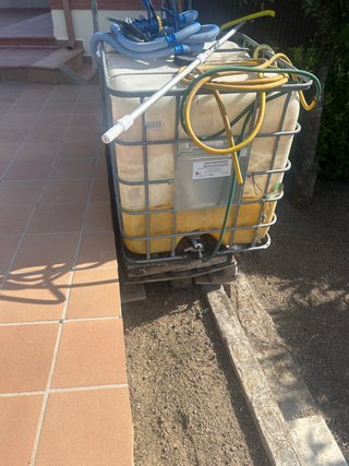 Se regala Depósito 1000L IBC con jaula metálica