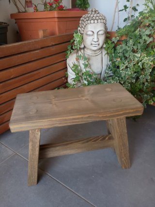 Banquillo de madera rústico