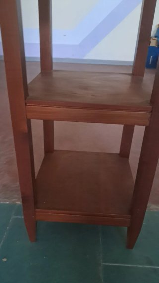 Colonnina in legno a 2 ripiani