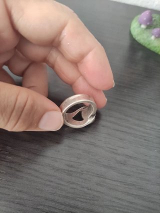 Anillo plateado con piedra negra