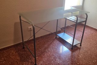 Mesa estudio cristal y metal.Perfecto estado