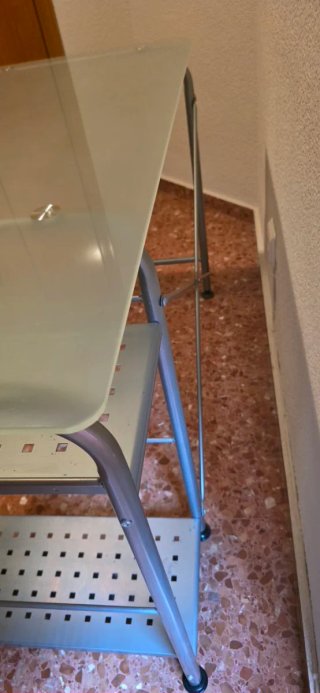 Mesa estudio cristal y metal.Perfecto estado