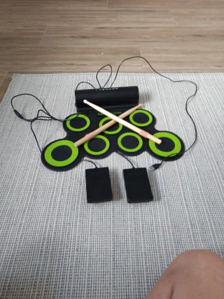 Batería Eléctrica Verde con Palos