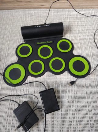 Batería Eléctrica Verde con Palos